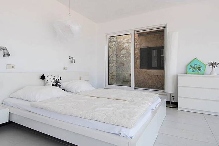 Maison en pierre de taille rénovée avec goût avec magnifique vue sur la mer in Grèce