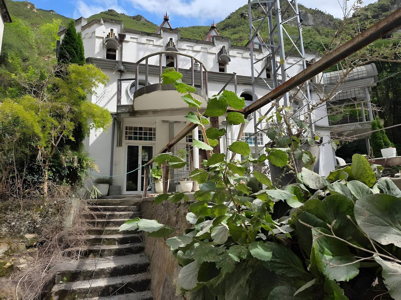 Apartamento entero, Apartamento 'Zentralclub Electra Generador' con vistas a la montaña, balcón y Wi-Fi in Belmonte de Miranda, Cordillera Cantábrica
