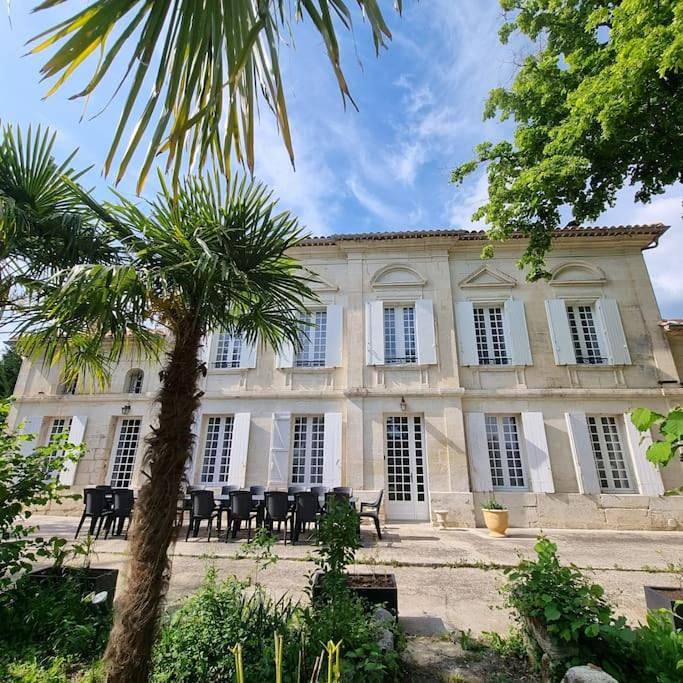 Location de vacances pour 15 personnes, avec Terrasse ainsi que Jardin et Piscine à Saint-Ciers-d'Abzac