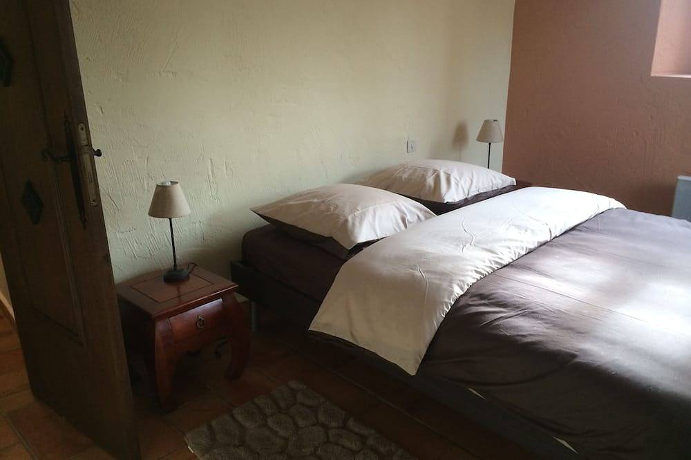 Authentic charming house in a quiet wooded park. in Saint-Jeannet, Cannes region