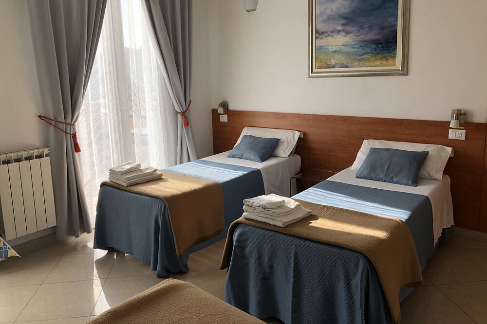 Room for 2-3 pers. with private bathroom. in Venice, Venice Province