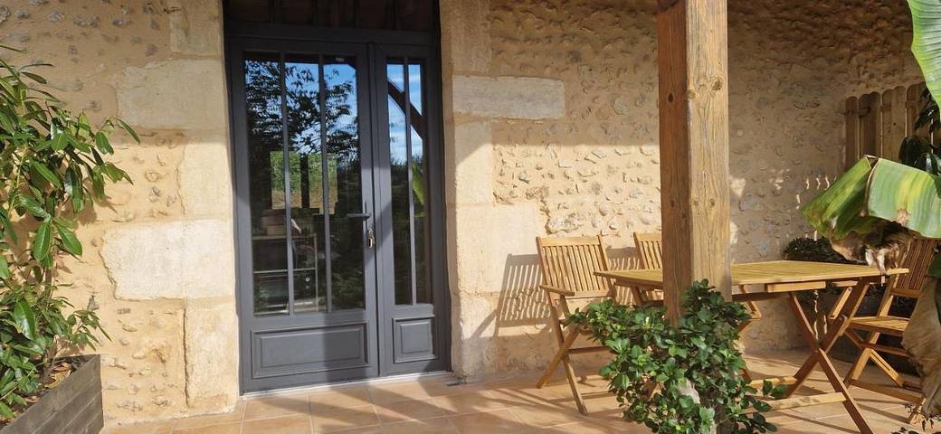 Location de vacances pour 3 personnes, avec piscine ainsi que jardin et vue, adapté aux familles à Lacropte - 3