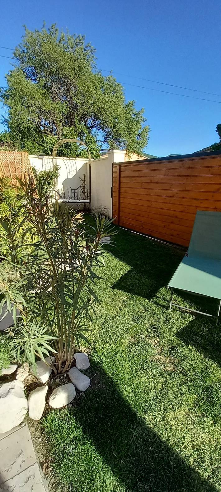 Gîte pour 2 personnes, avec Balcon et Terrasse ainsi que Jardin et Piscine à Roche-Saint-Secret-Béconne