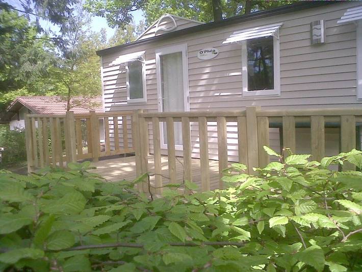 Camping pour 4 personnes, avec Terrasse et Jardin ainsi que Bassin pour enfant et Piscine