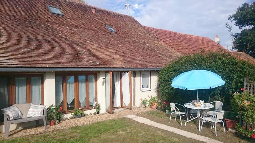 Location de vacances pour 4 personnes, avec piscine ainsi que vue et jardin à Auverse