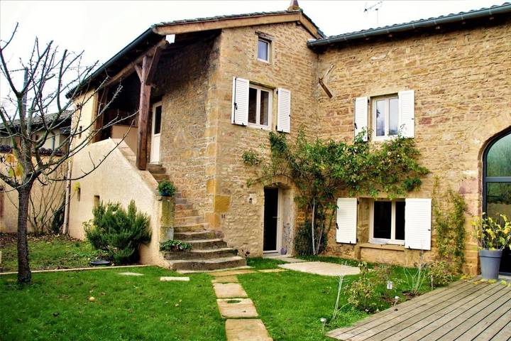 Gîte pour 6 personnes, avec vue et jardin, animaux acceptés à Saint-Julien (Rhône)