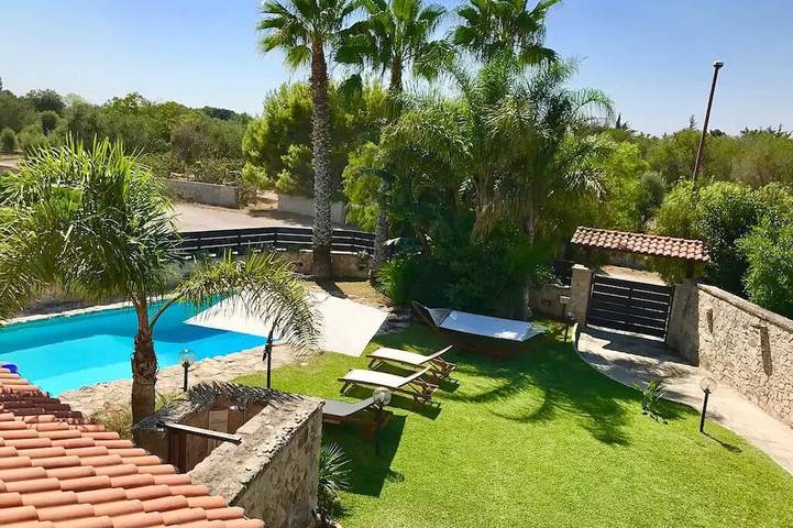 Villa pour 6 personnes, avec balcon ainsi que jardin et piscine - 1