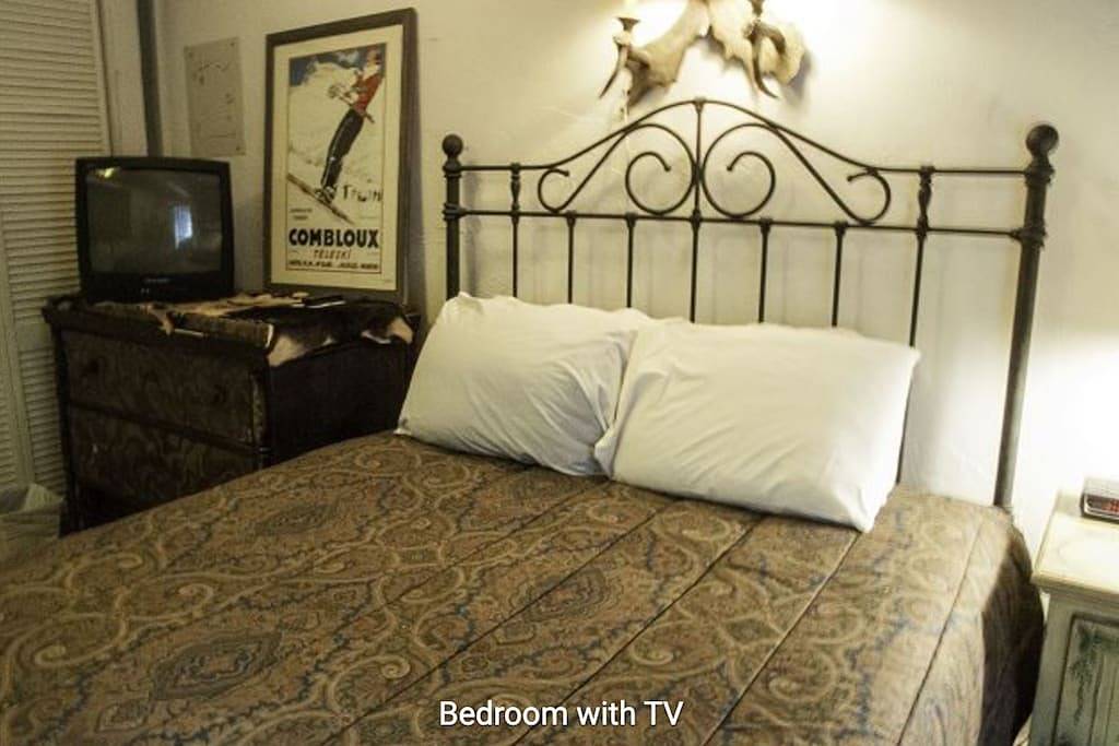 Ganze Wohnung, Creekside Condo w/ Lovely Gore Creek View & Wood Stove - Steps to Shuttle in West Vail, Vail