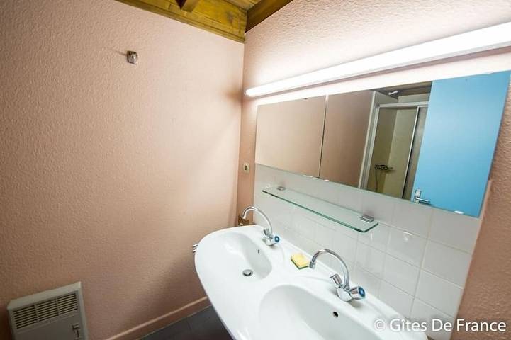 Location de vacances pour 6 personnes, avec jardin à Espinchal - 3