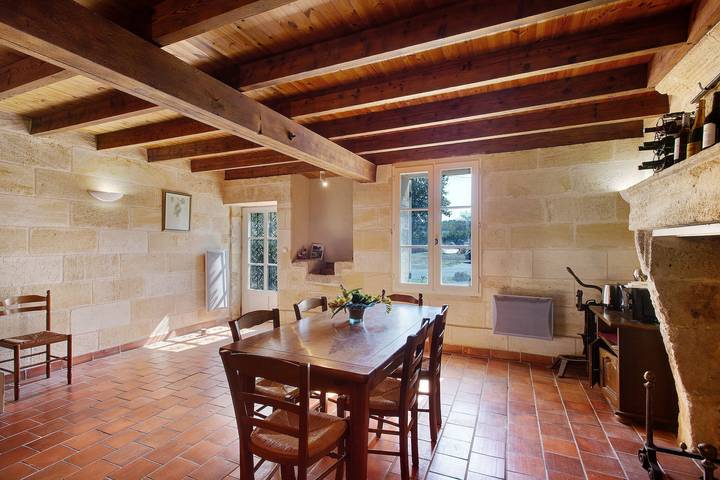 Guest Room 'Chateau Laborde Marjolaine' with Private Terrace, Wi-Fi and Air Conditioning in Saint-Médard-de-Guizières, Libourne region
