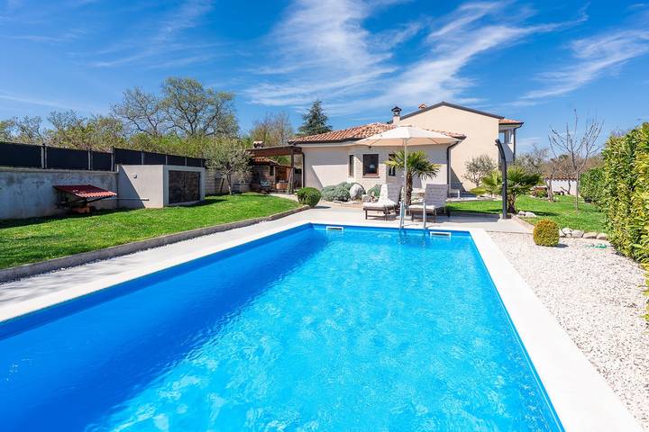 Ferienhaus für 6 Personen, mit Pool und Garten, mit Haustier