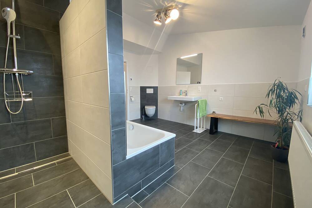 Ganze Wohnung, Ferienwohnung Lindau am Bodensee –Südbalkon, Parkplatz mit Wallbox & Fahrradraum in Lindau, Bayerisch Schwaben