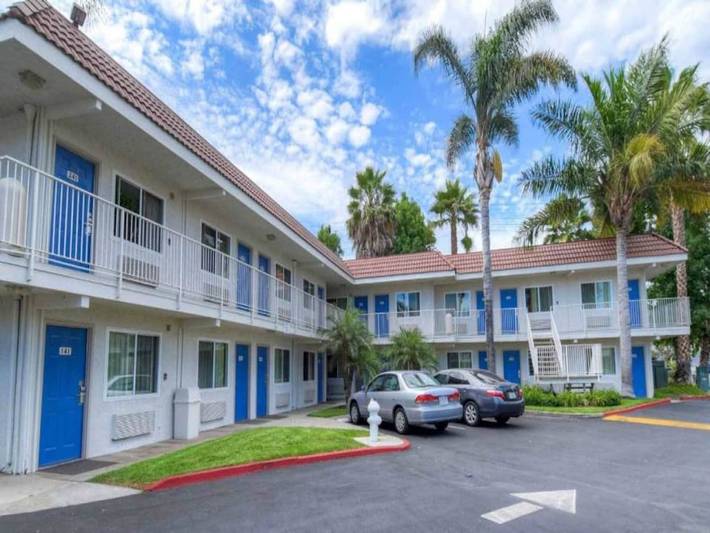Apartamento entero, Cómoda cama tamaño queen | Mini refrigerador in Costa Mesa, Condado de Orange