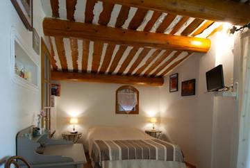 Cottage pour 2 personnes, avec terrasse ainsi que vue et piscine à Maubec