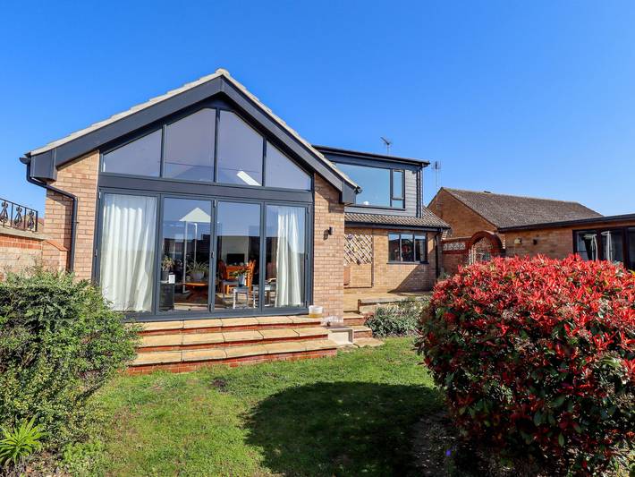 Log cabin for 5 people, with garden, with pets in Hunstanton