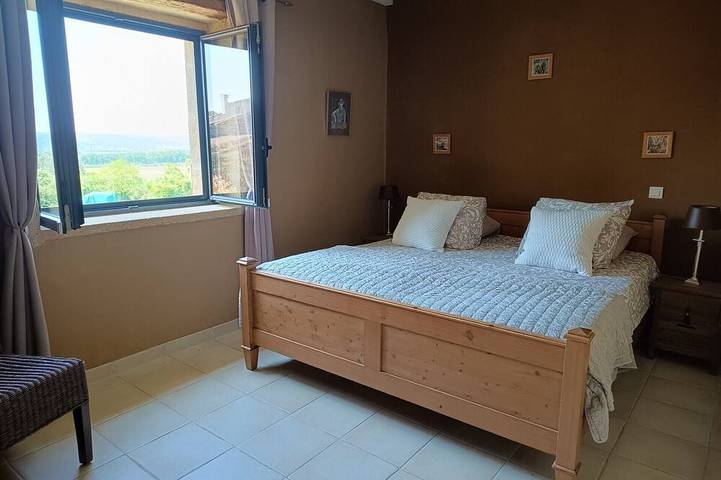 Beautiful comfortable gite, private pool and enclosed garden, pets welcome in Argilliers, Nimes und Umgebung