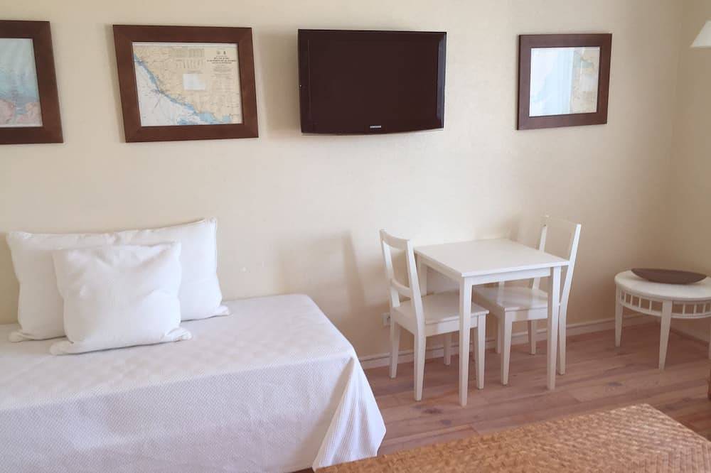 Entire apartment, Large bright studio, feet in the water and a great view of the Aber Wrac'h in Landéda, Brest region