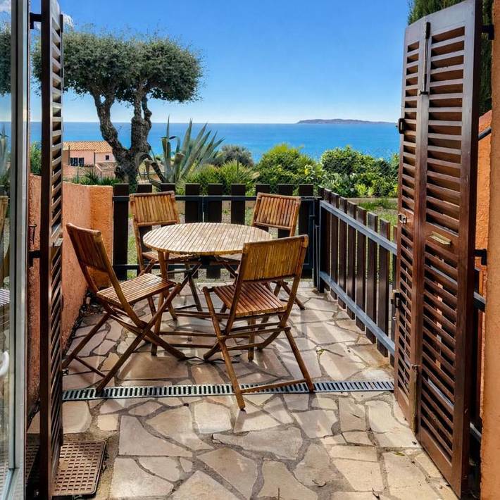 Gîte pour 4 personnes, avec terrasse ainsi que piscine et vue dans Office De Tourisme De La Croix Valmer