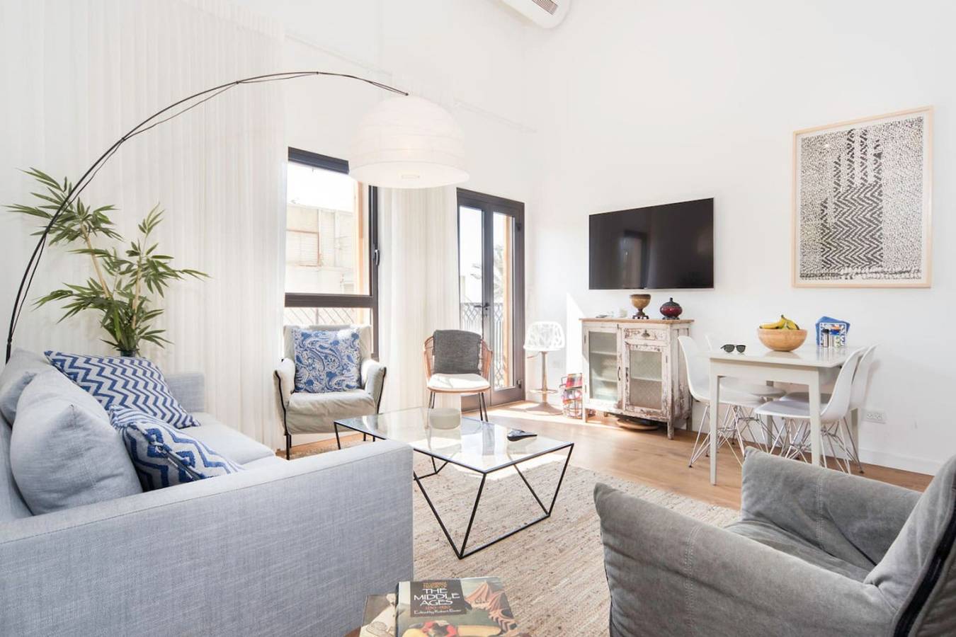 Ganze Wohnung, Seaside Escape with Blissful Balcony & Mamad in Tel Aviv, Bezirk Tel Aviv