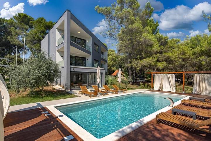 Villa für 8 Personen, mit Pool und Garten sowie Ausblick in Pula