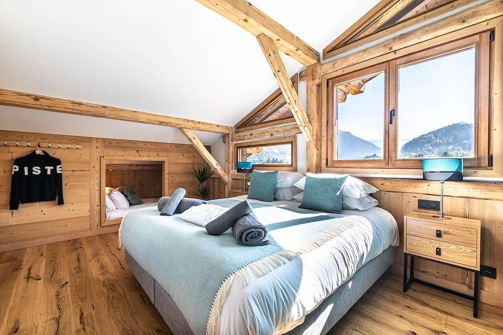 Luxury Alpine Chalet with Mountain Views, Hot Tub & Sauna in Essert-Romand, Les Portes du Soleil