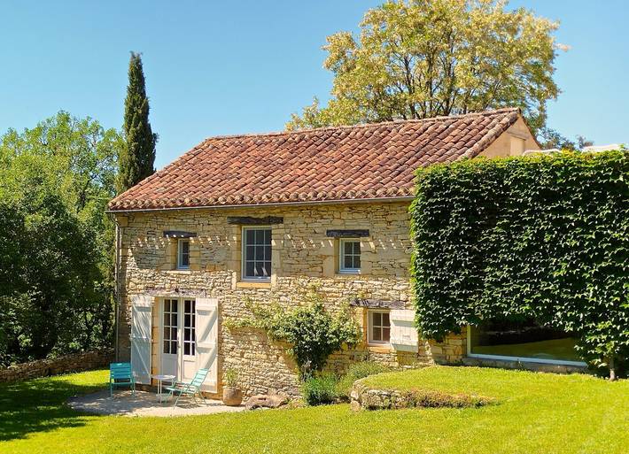 Gîte pour 4 personnes, avec piscine et jardin à Montgesty