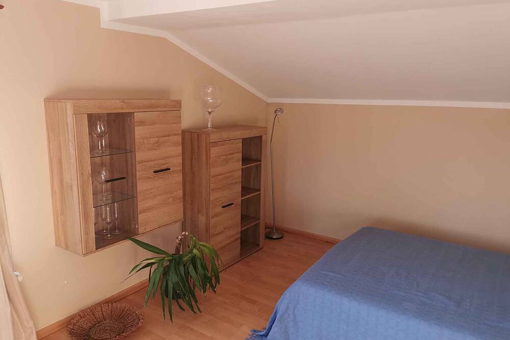 Ganze Wohnung, Ferienwohnung mit Blick zum kleinen Jasmunder Bodden und Gartensitzplatz in Lietzow, Bergen auf Rügen und Umgebung