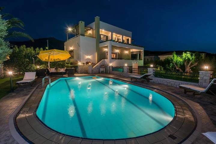 Ferienhaus für 16 Personen, mit Balkon und Terrasse sowie Garten und Pool