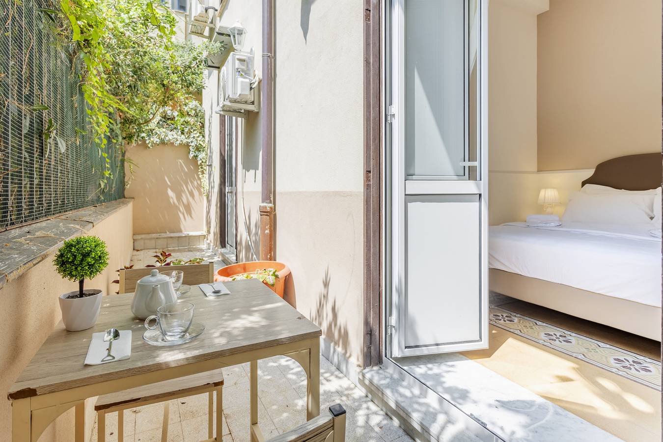 Room 'Camera 5' with Shared Terrace, Wi-Fi and Air Conditioning in Palermo, Palermo Province