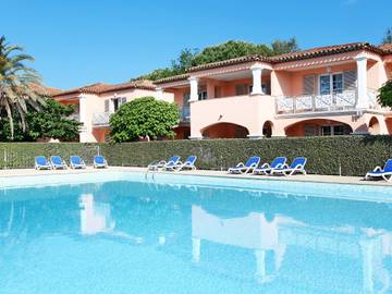 Ferienwohnung für 4 Personen, mit Balkon und Kinderpool in Grimaud