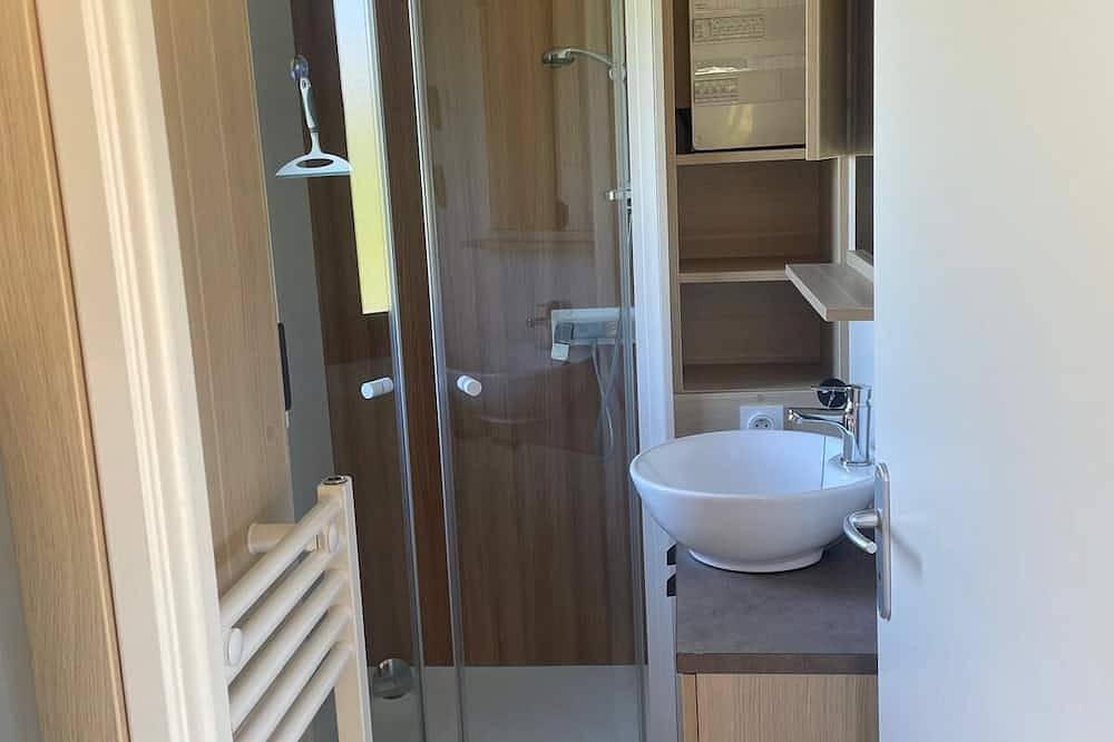 Chalet \"Lodge\" grand confort sur pilotis au bord de l'eau proche du Puy du Fou ! in Maulévrier, Région de Cholet