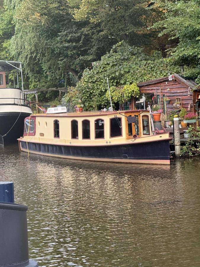 Boat for 2 people, with Terrace and Yard as well as View in Groningen