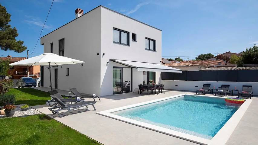 Villa pour 10 personnes, avec piscine ainsi que balcon et jardin à Pomer