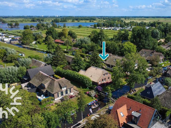 Detached 12-person holiday farmhouse on the village canal in the heart of Giethoorn in Giethoorn, Parque Nacional Weerribben-Wieden