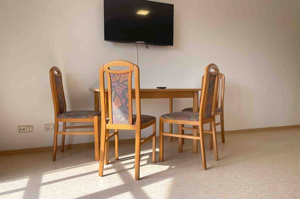 Ganze Wohnung, (Sta1079) Moderne Monteurwohnung mit Balkon in Stamsried, Ostbayern