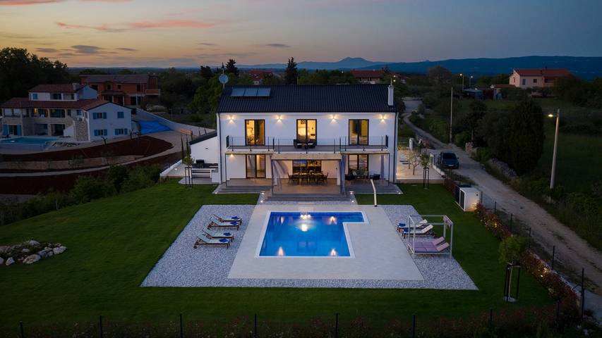 Elegante Villa Dolce Bacio mit Swimmingpool in Marčana, Südküste Istrien