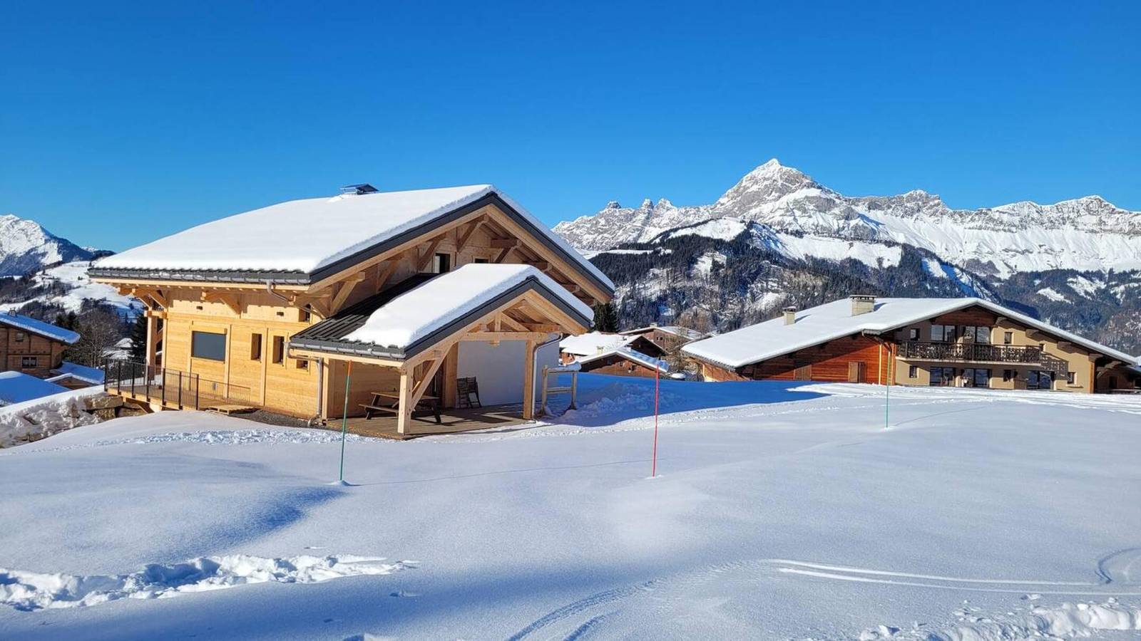 Chalet 'Les 2 Soeurs' with Mountain View, Private Terrace and Wi-Fi in Cohennoz, Albertville region