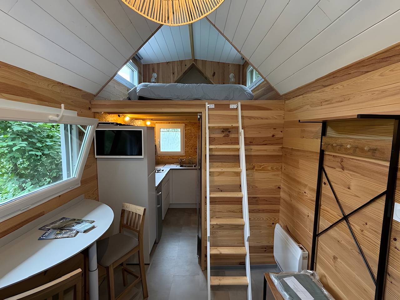Apartamento vacacional entero, Tiny Home 'La Gondal' con vistas a la montaña, terraza privada y Wi-Fi in Bessuéjouls, Aveyron (desambiguación)