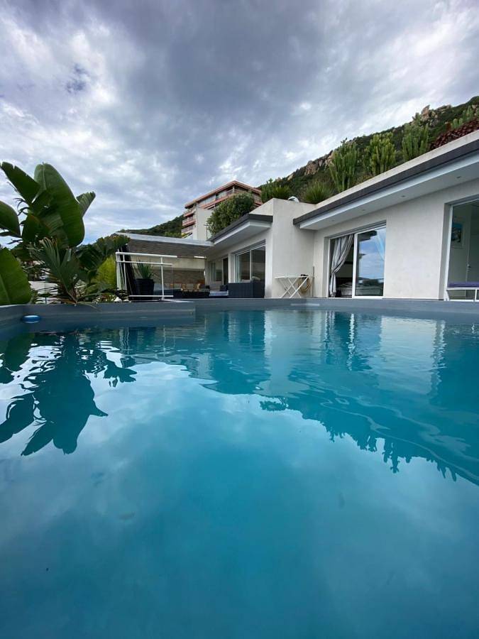 Villa pour 12 personnes, avec Balcon et Terrasse ainsi que Jardin et Piscine à Ajaccio