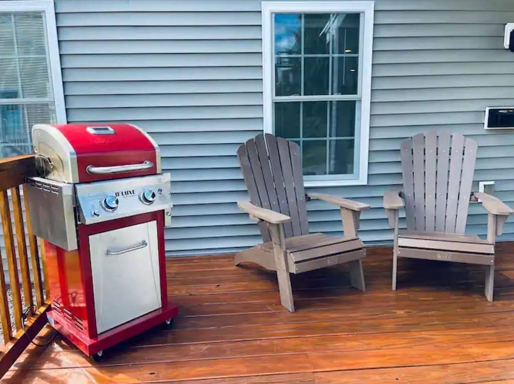 Coastal Cottage - Porch, Grill, Walk to Portsmouth in Kittery, York County