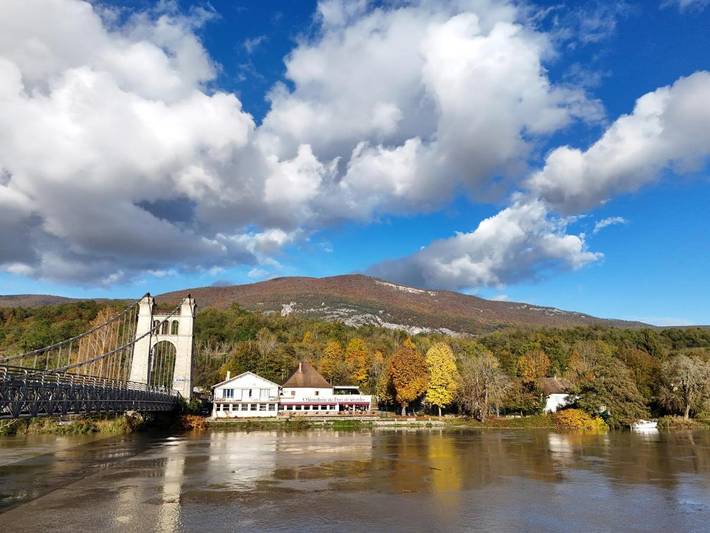 Location de vacances pour 8 personnes, avec Terrasse et Jardin ainsi que Piscine et Vue sur le lac dans Groslée
