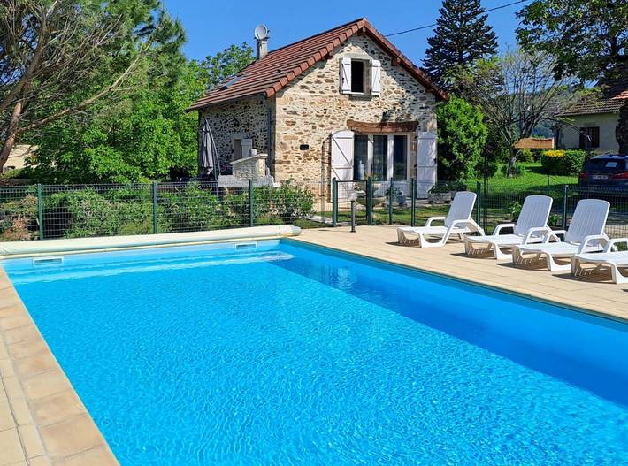 Gîte pour 4 personnes, avec Terrasse ainsi que Jardin et Piscine à Latouille-Lentillac