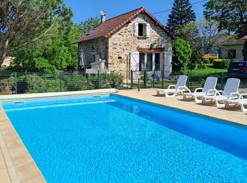 Gîte pour 4 personnes, avec piscine ainsi que jardin et terrasse à Latouille-Lentillac