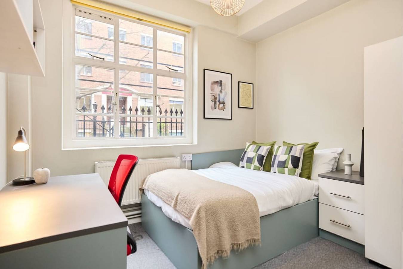 Entire apartment, Deluxe Room 02 - Louise House Summer Youth Accommodation in London, South East England