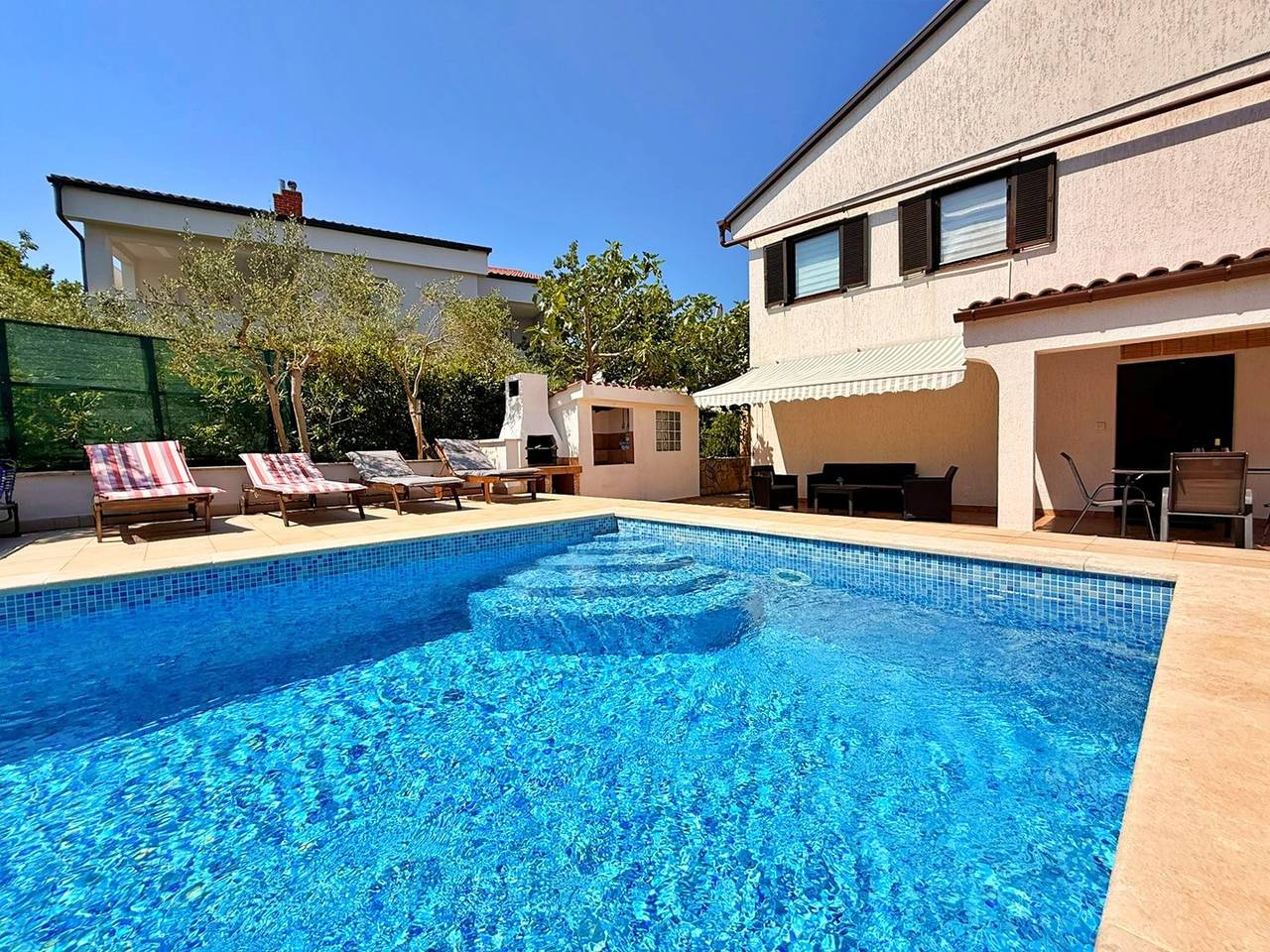Ganze Wohnung, Apartment Zeljko - mit Pool, 200 m vom Meer, ein Schlafzimmer, überdachte Terrasse, privater Parkplatz, Grill, Außendusche, Sonnenliegen in Silo (Krk), Krk