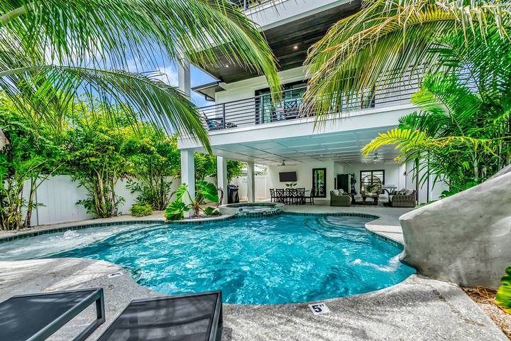 Vacation rental for 16 people, with pool and terrace, with pets in Sarasota