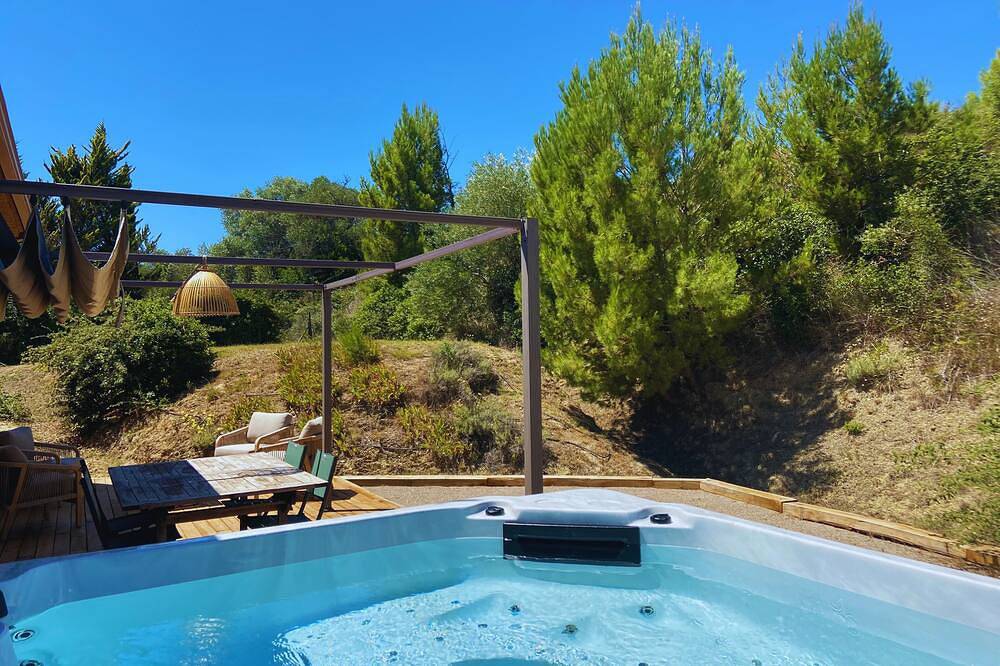 Les hauts de la pinède air-conditioned villa Swimming pool, jacuzzi & boules court. in Thézan-lès-Béziers, Region de Béziers