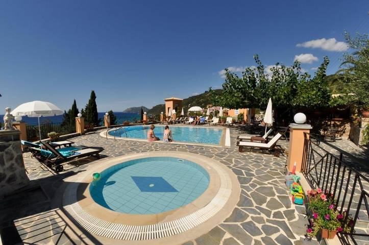 Station pour 5 personnes, avec jacuzzi et jardin ainsi que bassin pour enfant et piscine à Agios Gordios - 3