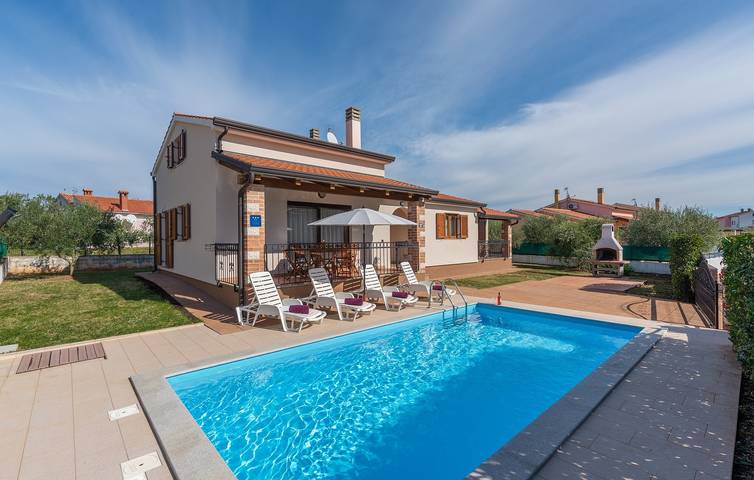 Ferienhaus für 6 Personen, mit Balkon/Terrasse und Garten sowie Pool in Nova Vas