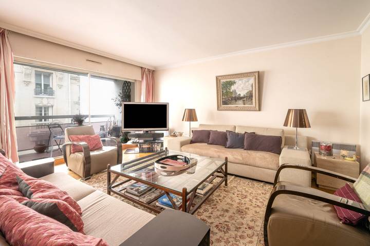 Vacation rental for 4 people, with balcony, with pets around the Eiffel Tower